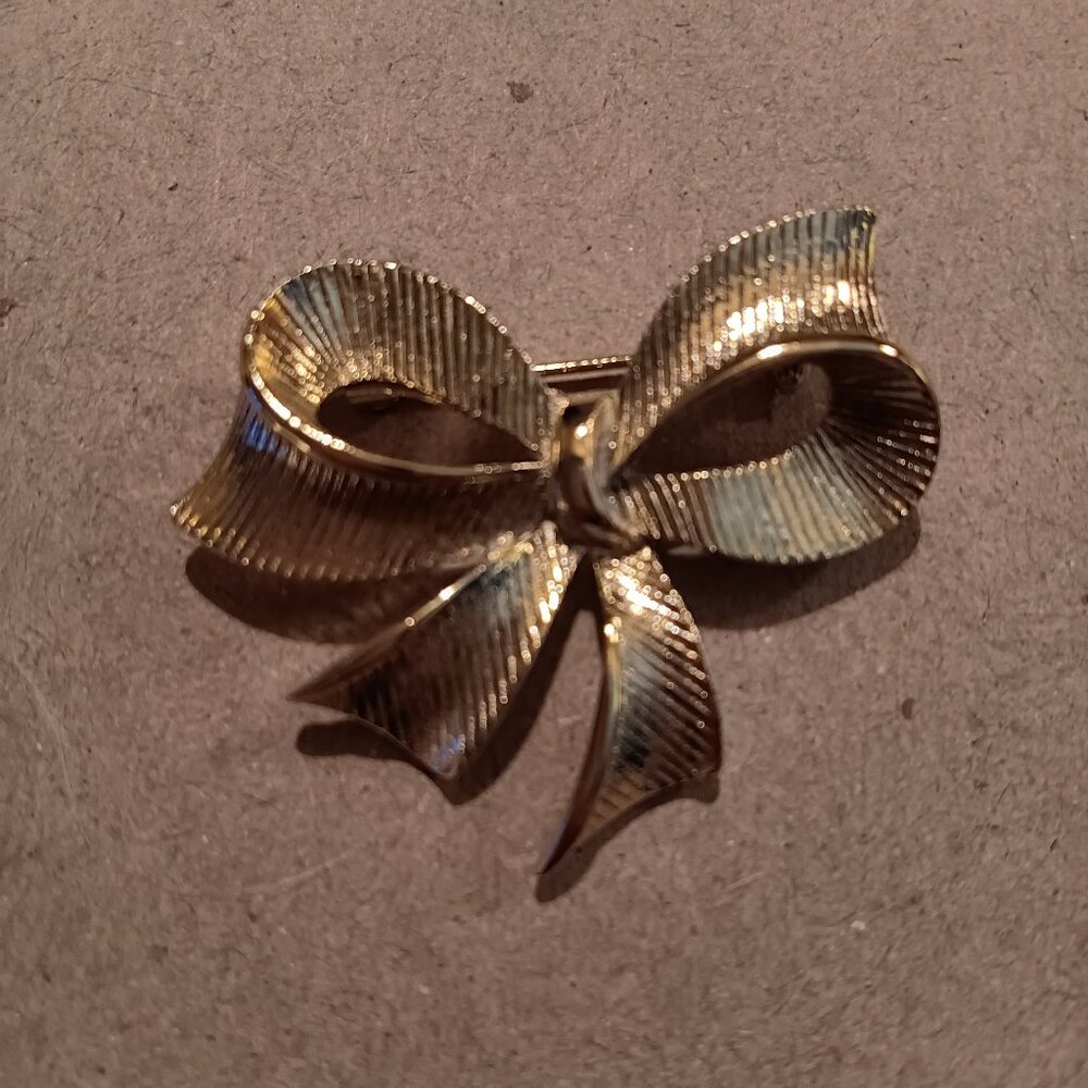 VINTAGE RIBBON BOW BROOCH GOLD TONE